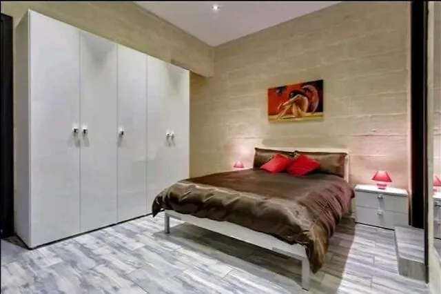 Seafront 1 Bedroom Maisonette *